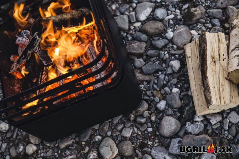 Ohnisko Höfats CUBE, čierna