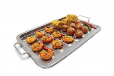 Grilovací plech s úchyty Broil King - Flat Grill Topper, děrovaný