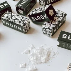 Škótska prémiová morská soľ Blackthorn Salt Flakes, biela, (vločky), 5g