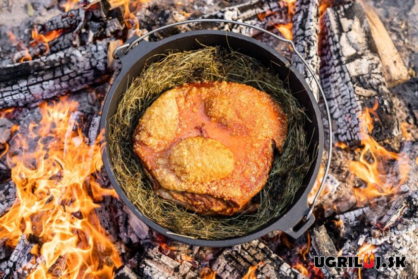 Liatinový hrniec s príslušenstvom Outdoorchef -  5.7L (s nožičkami)